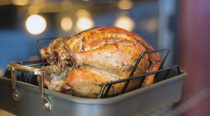 A roasting pan with rack is a great tool to have in your kitchen because it allows you to easily bring a wide range of recipes to the table.